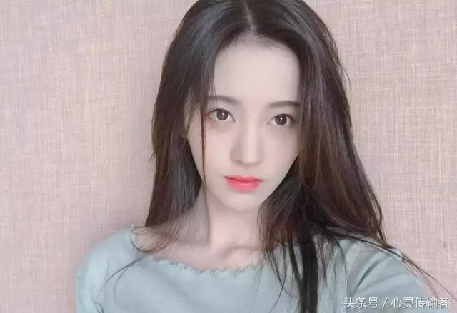 4000年一遇的鞠婧祎身穿裹胸上台，性感身材美腿吸引眼球