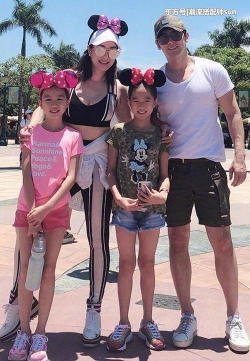 街拍：图1辣妈钟丽缇，上身只穿内衣就出门？图2这长腿真撩人！