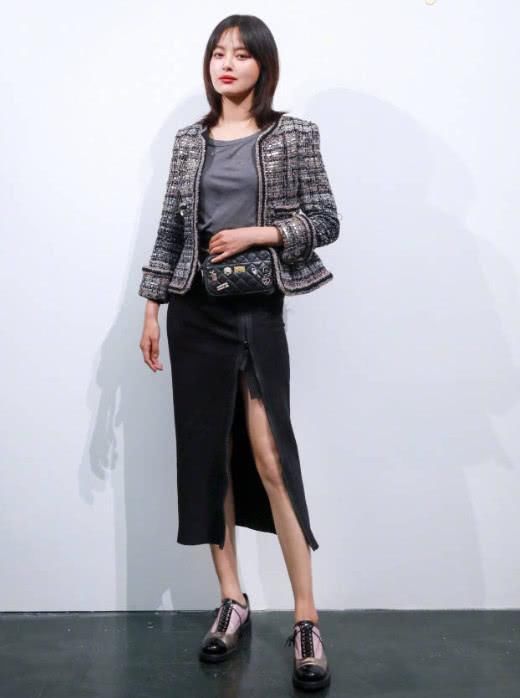 辛芷蕾真会玩，仅用一条A字裙，竟穿出逆天筷子腿!