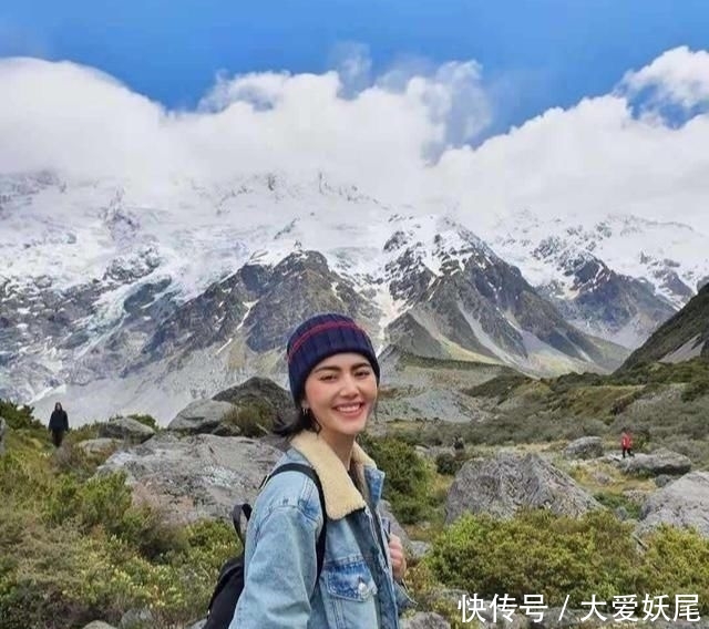 『功不可没』泰国影后Mai太会穿了,穿老气皮毛外套竟像少女,匡威鞋功不可没