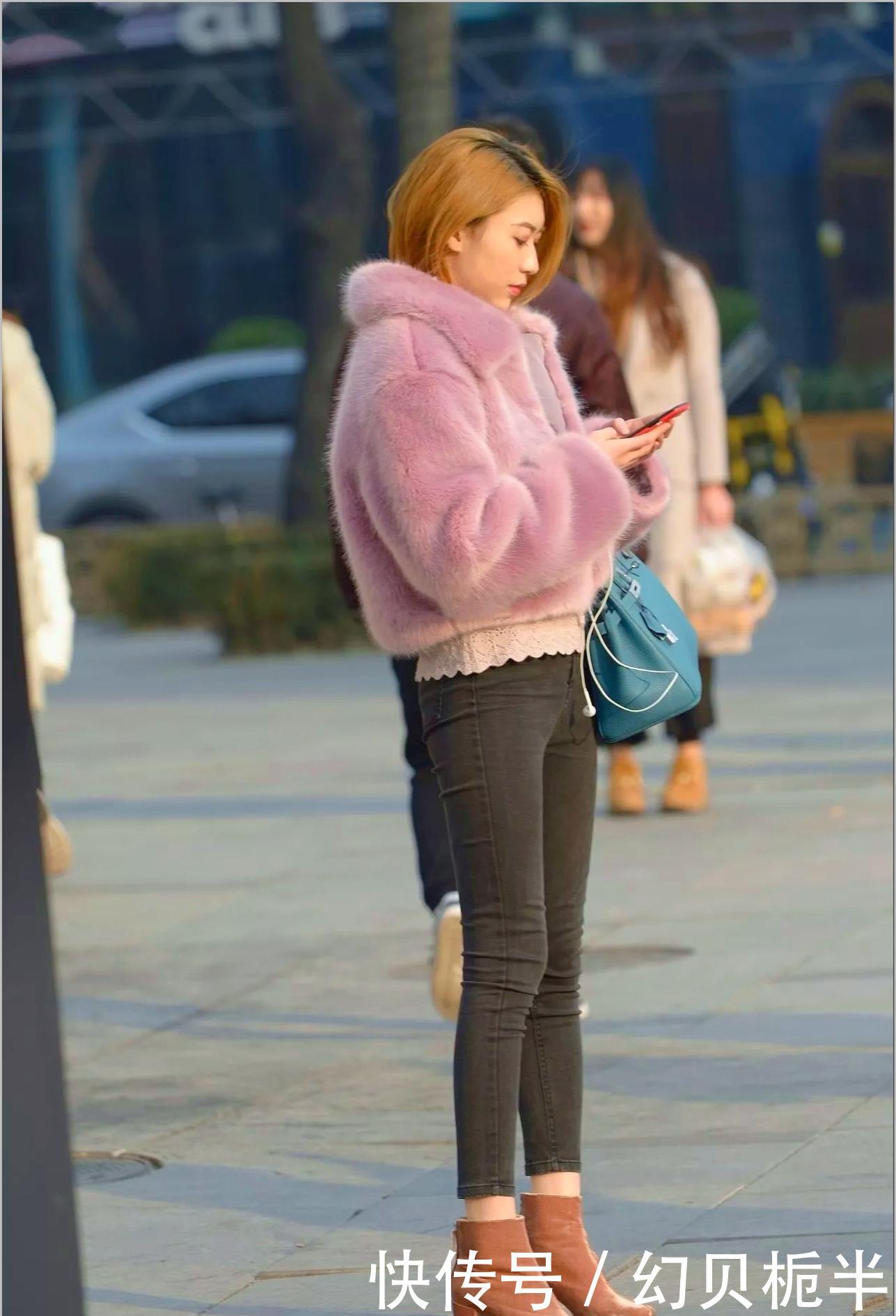 美女:街拍:美女真会穿短外套搭配高腰紧身裤又瘦又美,轻松穿出大长腿