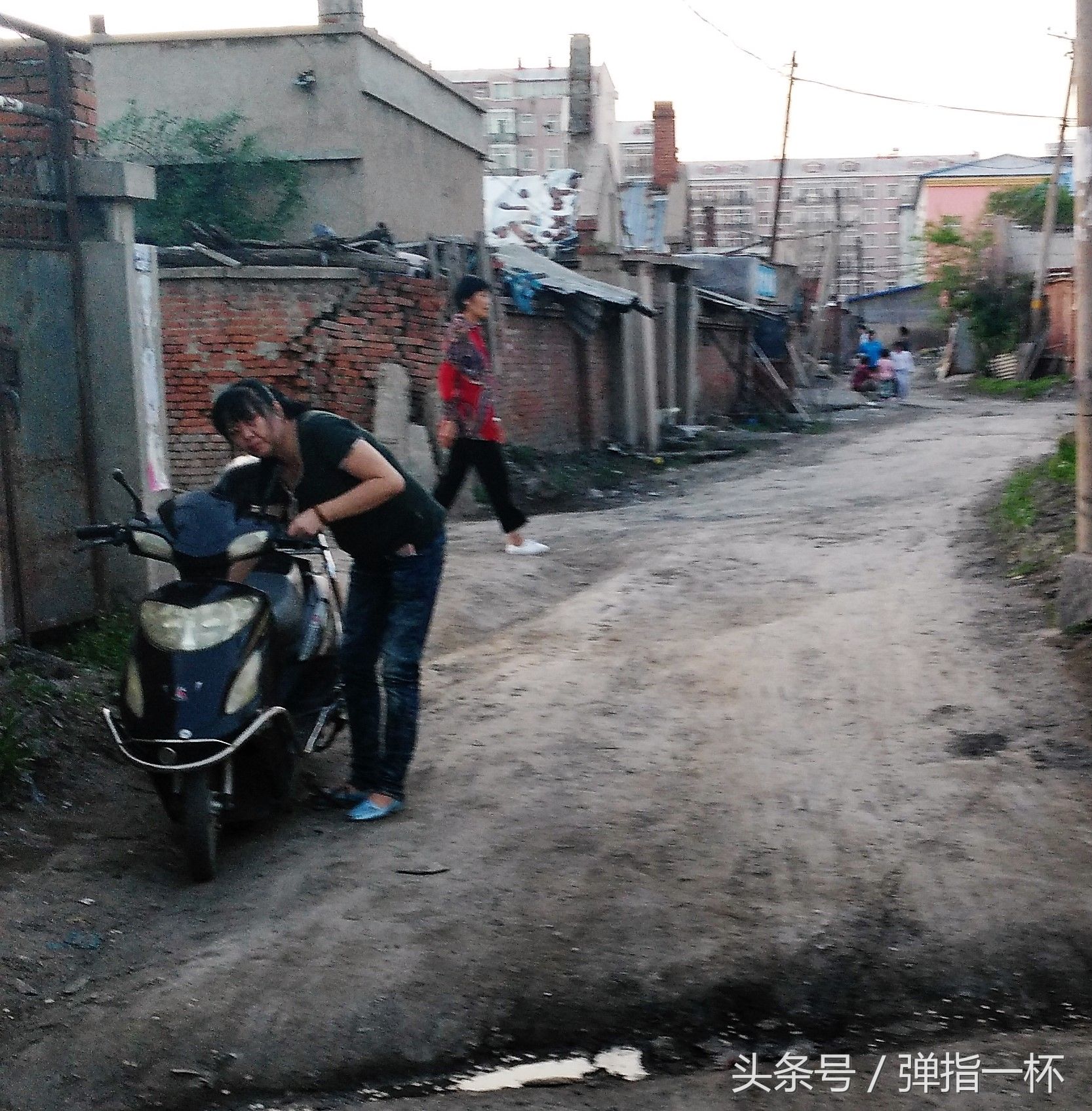 东北小镇老街人们的日常生活，时尚美女聊天的大妈喝酒的大叔都有