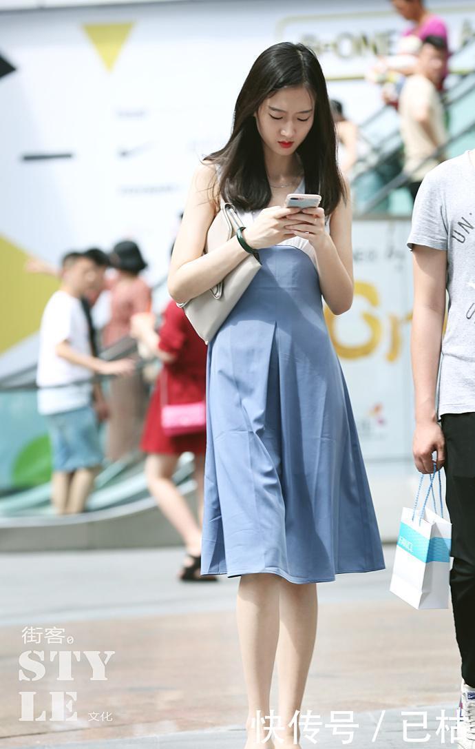 「 简约」小姐姐简约时尚动人美丽,路人街拍:吊带背心搭紧身黑色裤
