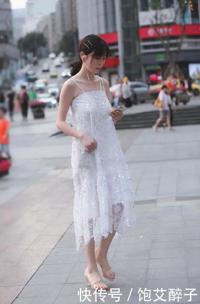 小姐姐|一双红色高跟凉鞋,带着气质与魅力穿搭出街,让她显得更加的靓丽
