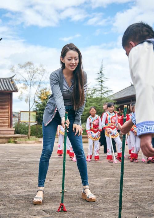  「堪称」吉娜堪称人间芭比，同款针织衫秀身材穿一年也不腻，普通人不敢穿