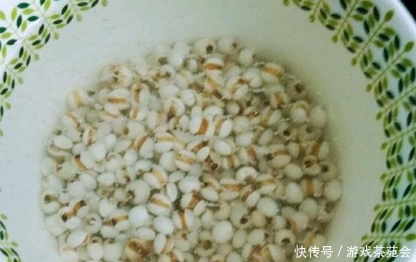 『柠檬薏仁水』它与柠檬一起吃,利水消肿,美白肌肤,相当于慢跑一小时!