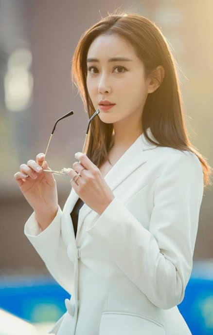 杜若溪 紧身清凉上衣尽显凹凸好身材