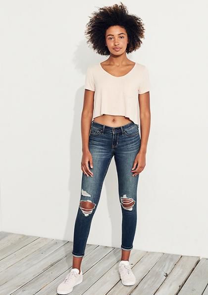 周冬雨为破洞牛仔裤代言 这么穿才能显腿长