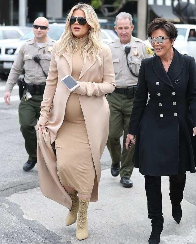 科勒卡戴珊与母亲外出购物，为越来越近的分娩做准备