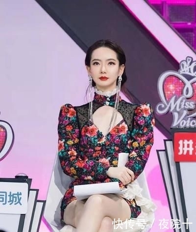 「 白鞋」穿大妈印花连衣裙配小白鞋，一尺长耳环太吸睛！，被戚薇惊艳了