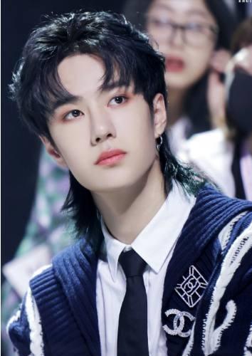 一般人都驾驭不了的发型，网友惊叹到：没想到他会这么好看！