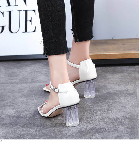 金属与透明胶垫结合的一字横带高跟鞋