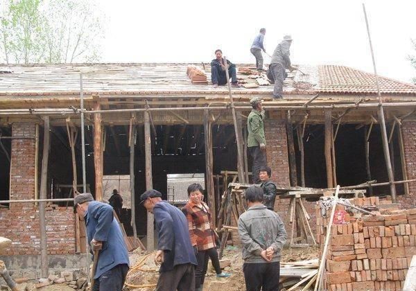  [禁用]村干部严查红砖建房，农民不明白，质量那么好，为什么要