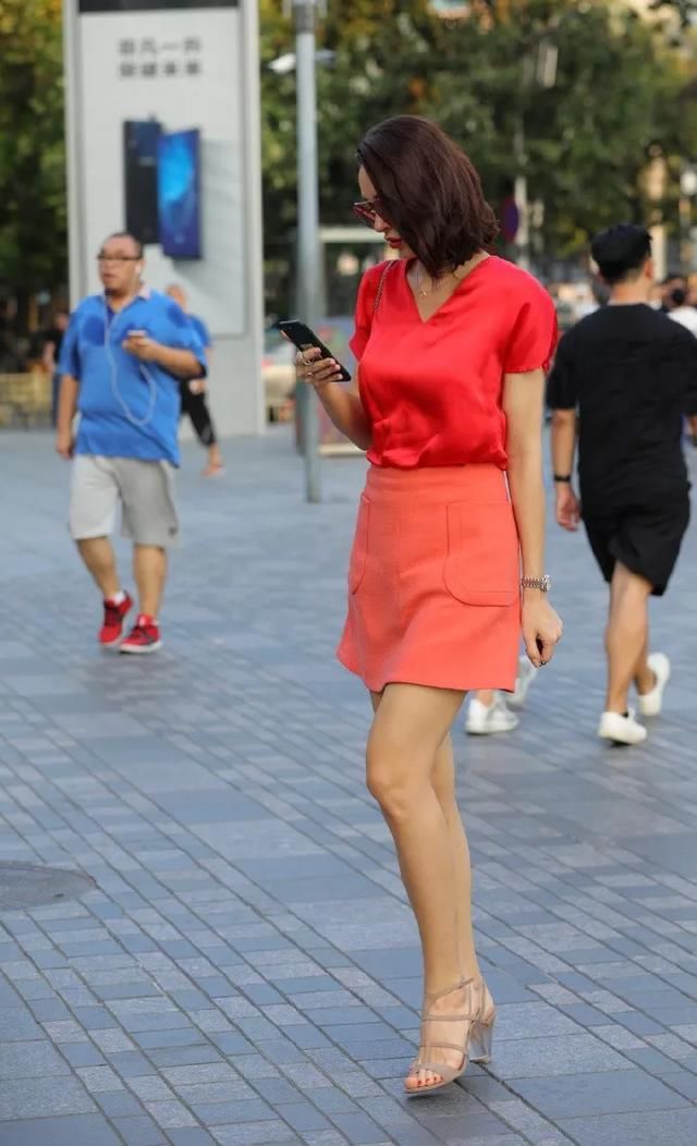  『服饰』紧身服饰搭配高跟鞋，秀出女性魅力的好身材