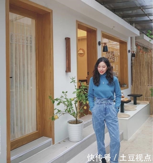  时髦■小脚裤配短靴不流行了，2020年流行这条“裤子”配短靴，保暖时髦
