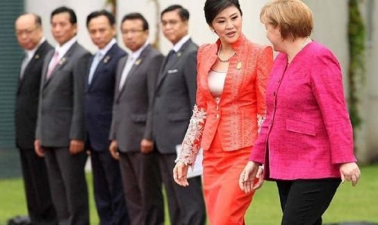 51岁的英拉:穿黑色短裙双腿笔直白皙，相比默克尔更有气质!
