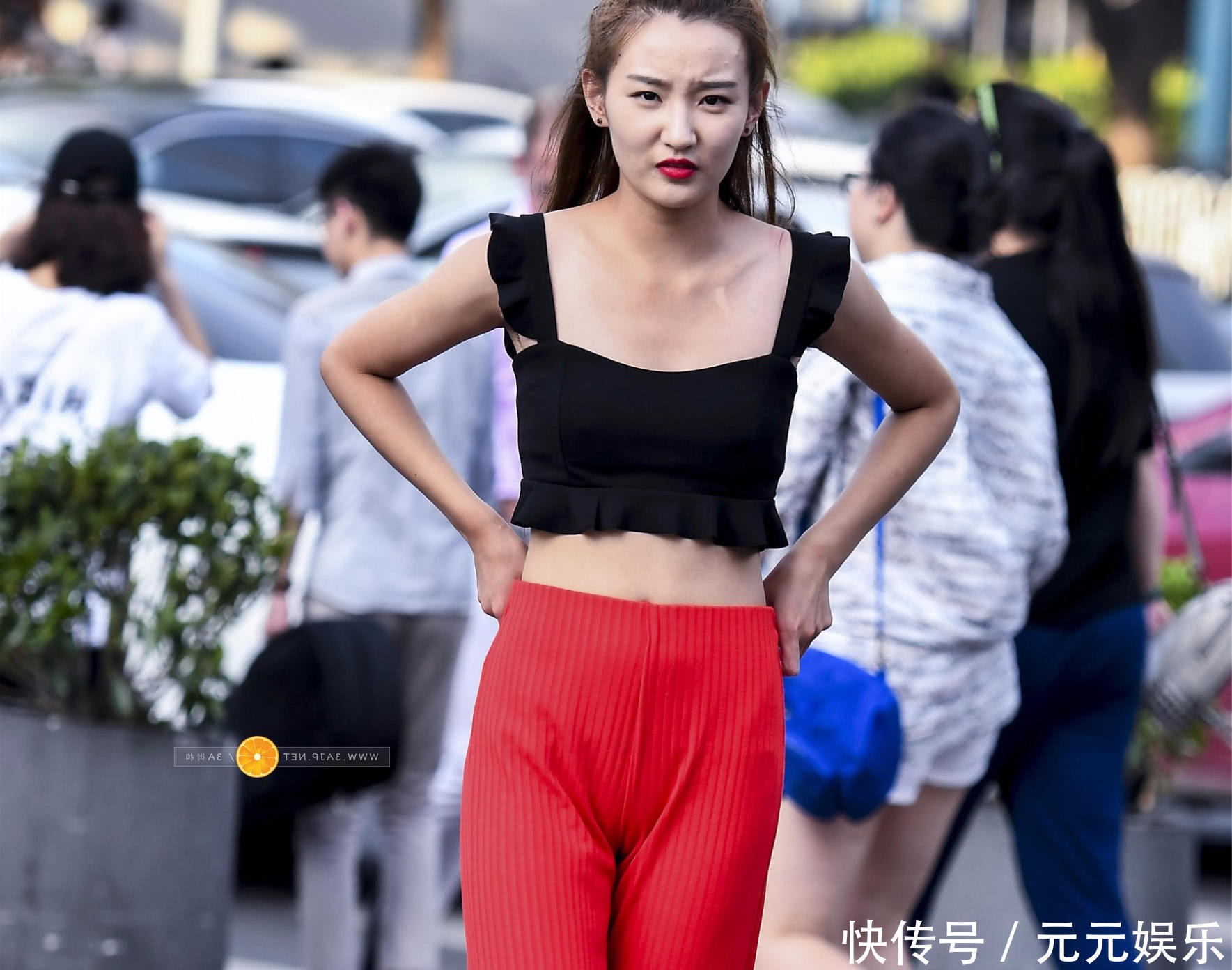 30岁小辣妈阔腿裤穿出紧身裤的效果，朦胧曲线让人痴迷