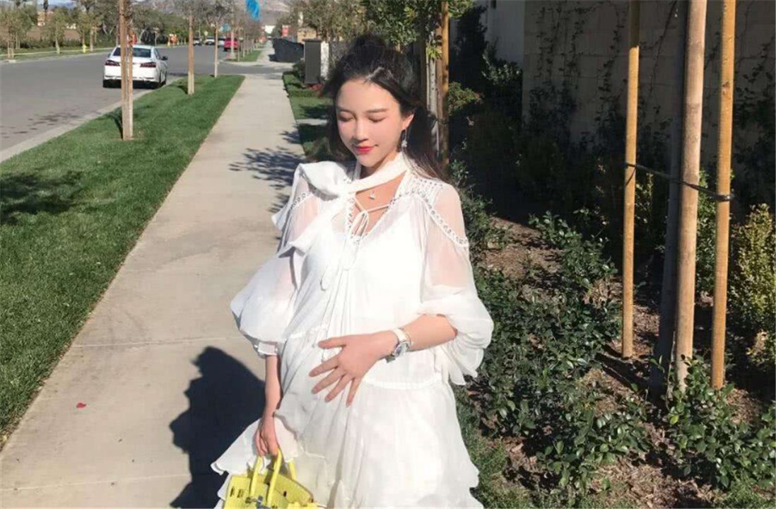  【准妈妈】准妈妈在朋友圈晒“孕肚照”，却没人称赞，反而被批“不知检点”