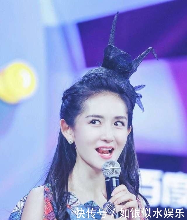 「就算」越来越放肆了?谢娜主持节目抢话、尬笑就算了,还公然玩手机