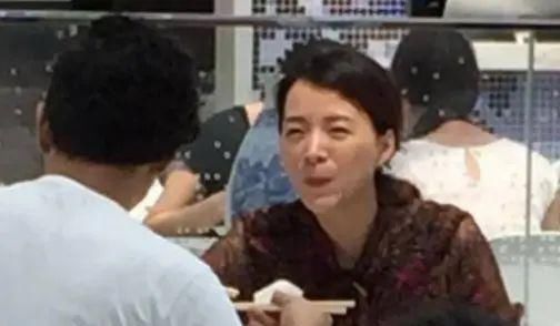  [让人觉得特别]董卿不能说十全十美，素颜脸上也有斑点，更让人觉得真实有气质！