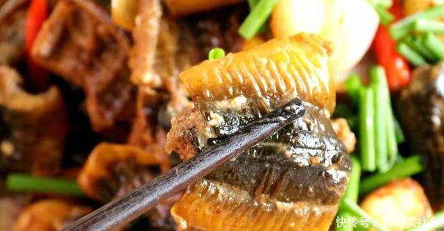  「炖汤」黄鳝滋补，不炖汤试试这样烧，蒜香浓郁肉质鲜，一下做5条不够吃！