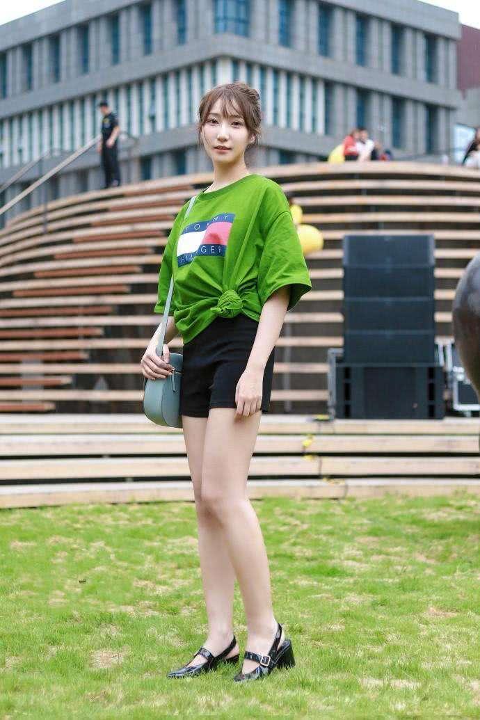 紧身裤的简单搭配，不可否认让女人更加美丽和自信