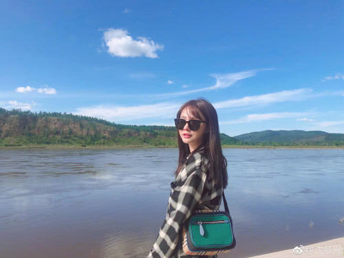 虽然一直被黑，但是沈梦辰的包包穿搭还是值得小女生借鉴的