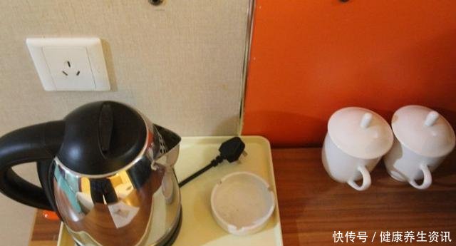 酒店服务员提醒在酒店睡觉前,厕所的灯最好开着,别说没提醒你