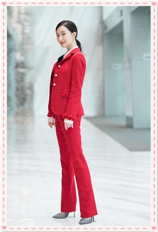 舒畅真会穿！吊带裙里套T恤居然一点都不丑，网友：这叫个性！