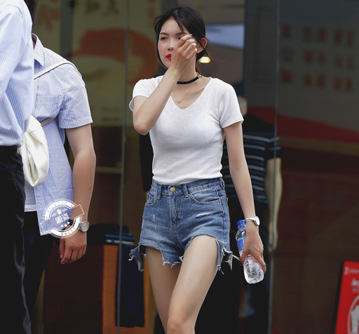 街拍：突显身材的牛仔短裤美女，更显女神的清秀甜美！