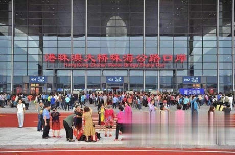 世界最长的一座桥，连接三个城市，一天过路费45万，游客太疯狂！