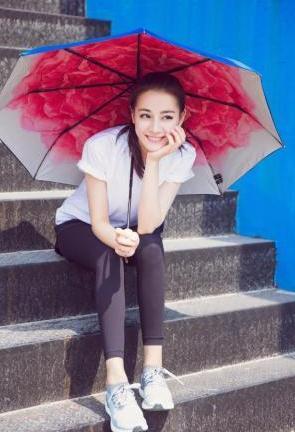 迪丽热巴花朵裙又来袭，第一张惊艳，看到第四张：饿了！