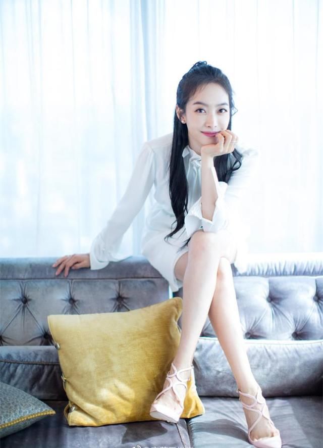 宋茜白裙搭配粉色高跟鞋现身上海品牌活动，网友：宋仙子真好看