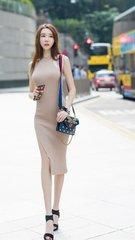 美女马路散步,魅力出众,长腿女神迷人!