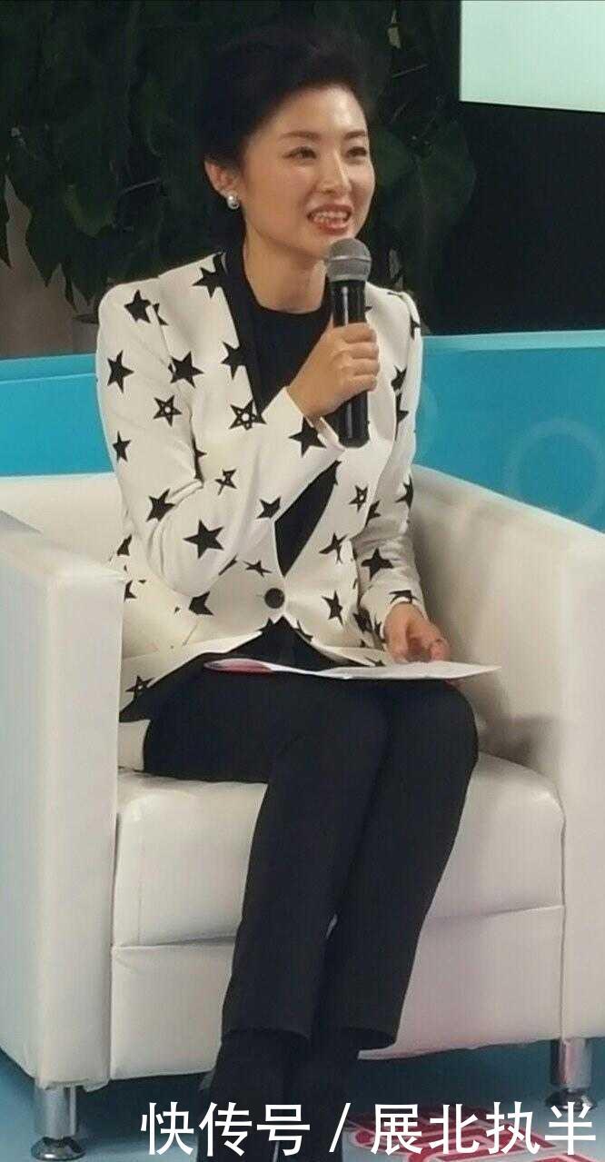 『不失』周涛真的太适合穿西装,白色星星图案西装干练知性,又不失俏皮感