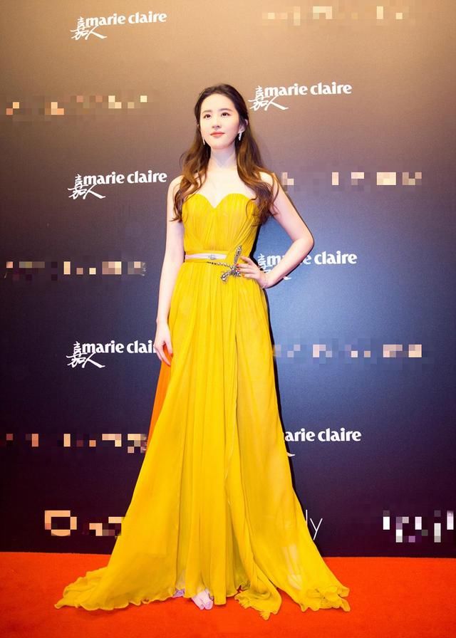 当30岁刘亦菲与31岁大幂幂同穿抹胸裙，网友：少女与熟女一目了然