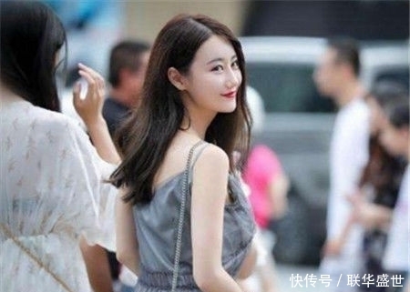 『身穿』街拍小美女气质高雅，身穿一件连衣裙，简洁大方又不失美感与优雅