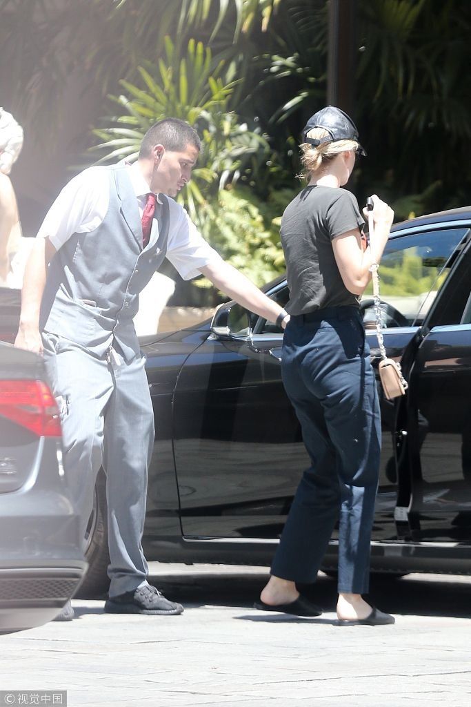 “大表姐”劳伦斯包包敞口不拘小节 素颜单手抱萌宠似路人甲