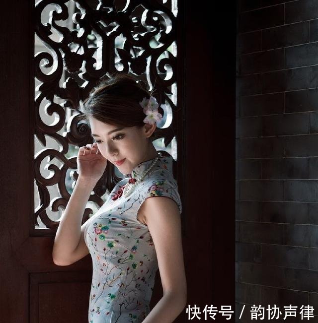 一袭古典旗袍的小姐姐，勾勒出女人玲珑的曲线！