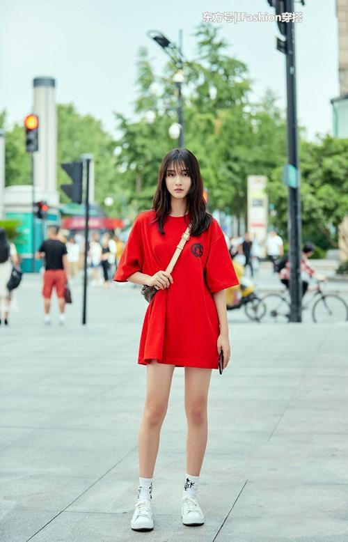 街拍：气质美女难得一见，小背心+超短裤，时髦又性感