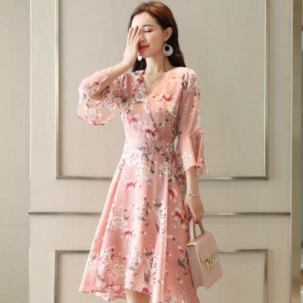 女人丰满就要秀出来，紧身裙+细高跟，凹凸曲线焕发高级女人味