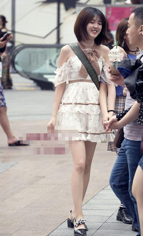 街拍:穿镂空装上阵,给人一种朦胧的美感,真叫人难以抵挡!