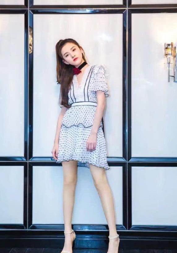 20岁宋祖儿一身白色波点连衣裙秒变清新女神范, 美出新高度