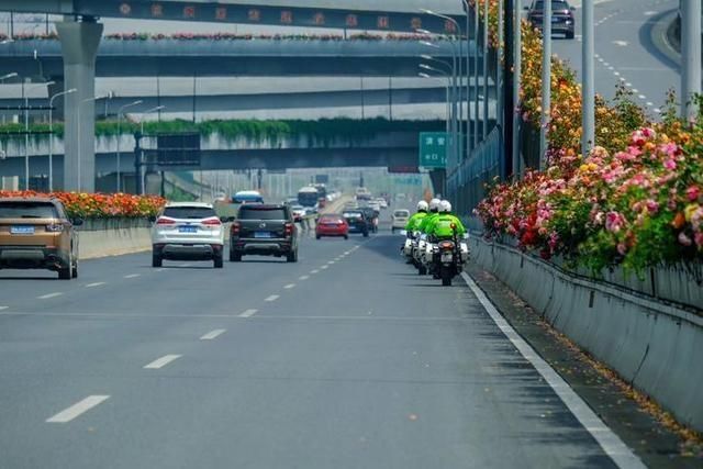  『提醒』长假期间 杭州西湖景区交通平稳顺畅 交警提醒雨天行车安全