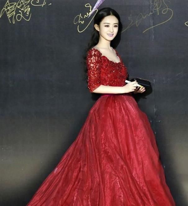 每个女孩都有个公主梦，赵丽颖和热巴穿上晚礼服，一个更比一个美