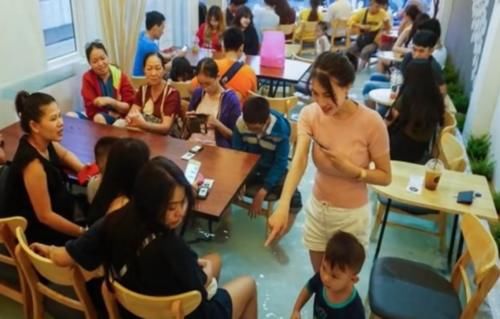  【老外】老外为了可以养鱼，竟将咖啡店装修成鱼缸，每天吸引顾客无数