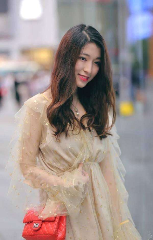 街拍: 图四?美女差点看成“温碧霞”, 头型真是太像了