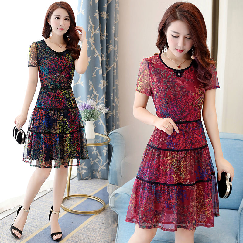 天啊，52岁婆婆真敢穿!“酒红”连衣裙，洋气高贵显年轻20岁