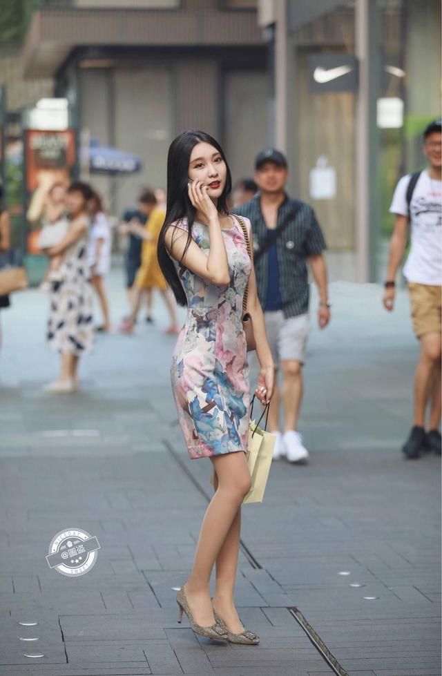 路人街拍，“蚂蚁腰”配旗袍，美到心坎里