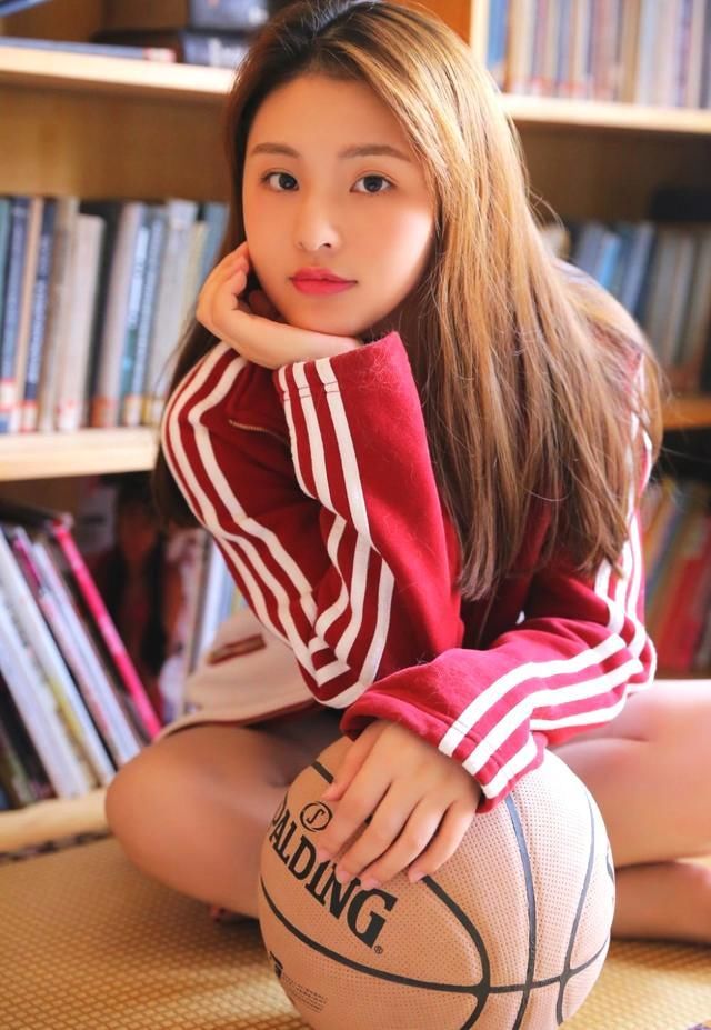 精致美女肤色白皙，美腿修长